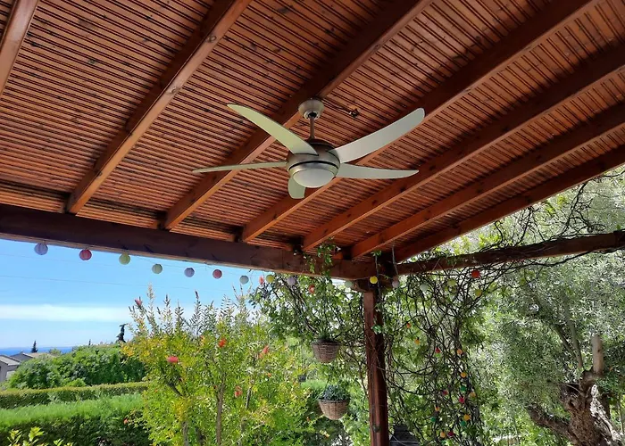 Sonia's House With Garden בית נופש